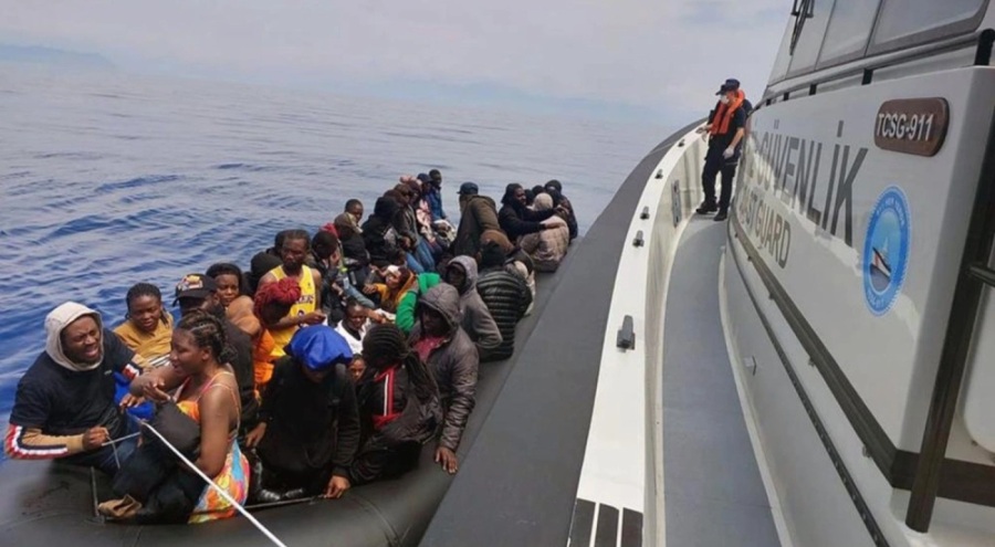 Yunanistan tarafından Türk karasularına geri itilen 46 göçmen kurtarıldı