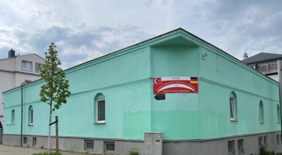 Almanya'da camiye saldırı