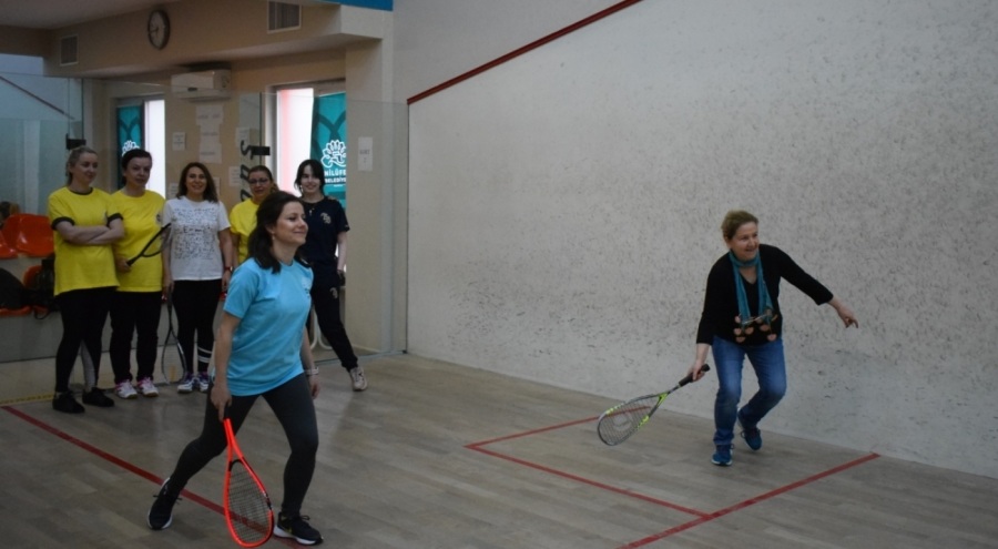 Bursa'da Anneler Squash Turnuvası'nda buluştu