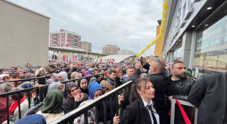 Bursa'da açılış izdihamı! Vatandaşlar birbirlerini ezdi