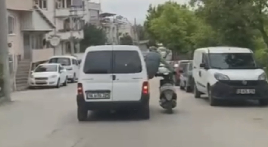 Bursa'da tehlikeli yolculuk: Motosikleti aracın camından sarkarak götürdü!