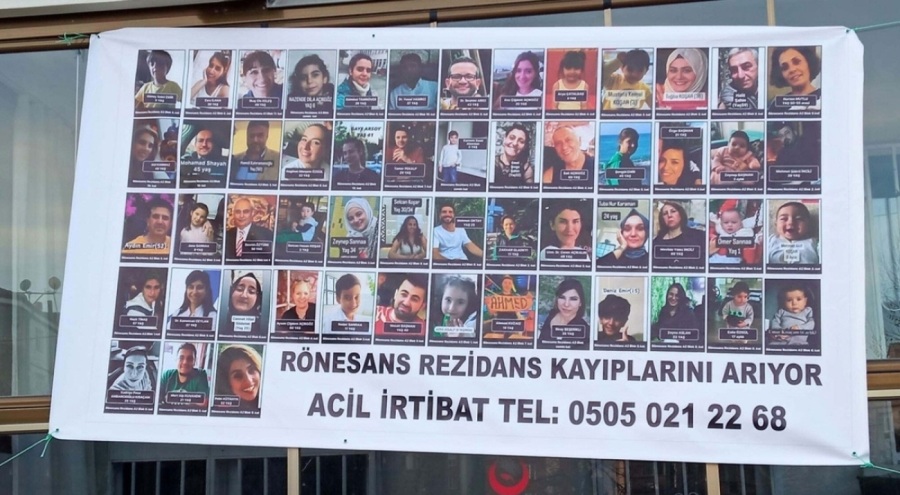 Hatay'da yıkılan Rönesans Rezidans'ta enkazında bulunamayan 55 kişi için pankart