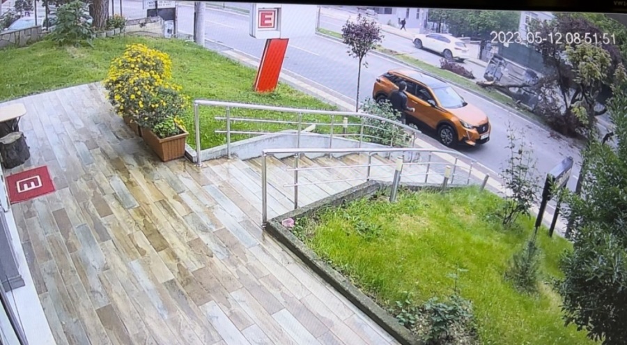 Bursa'da okul yolunda faciadan dönüldü: Anne ve 2 çocuğu yaralandı