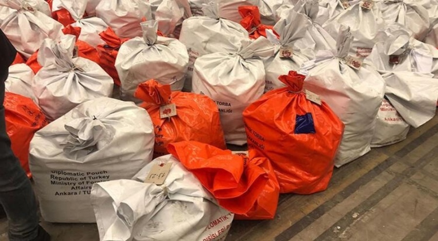 Yurt dışından gelen oylar seçim sandıklarına konuldu