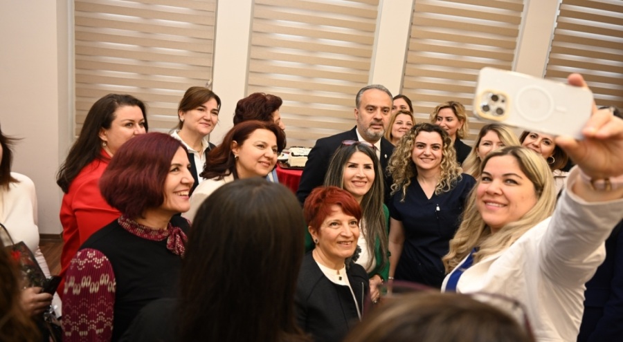 Bursa Büyükşehir'den Hemşireler Haftası kutlamalarında karanfil