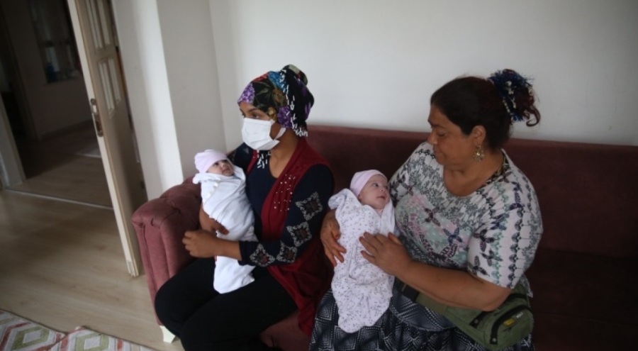 Enkaz altında dünyaya gelen ikizler ailesine kavuştu