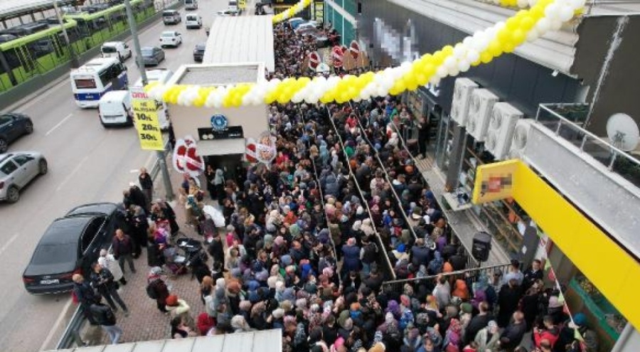 Bursa'da indirimli ürün izdihamı