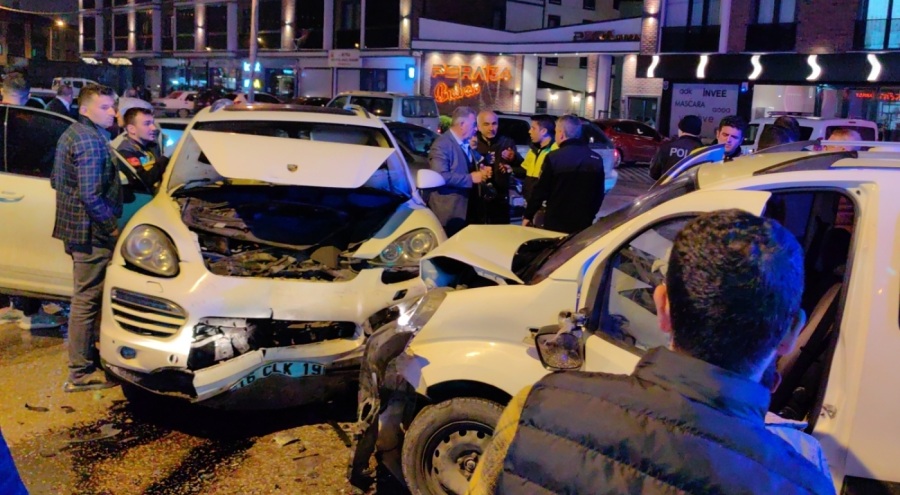 Bursa'da kontrolden çıkan araç ciple kafa kafaya çarpıştı: 2 yaralı