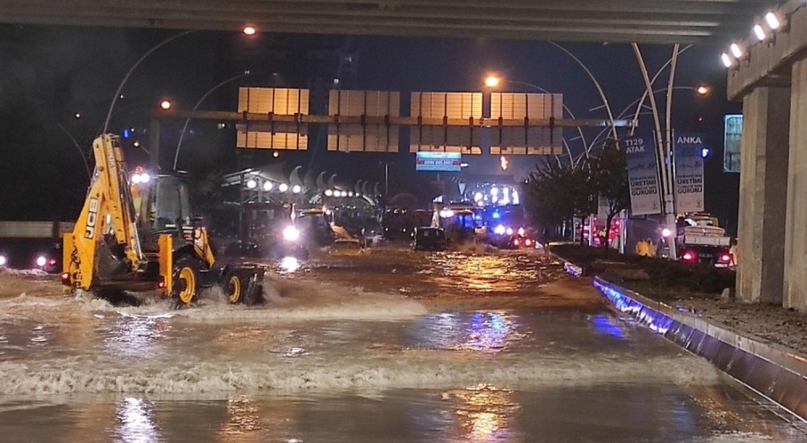Ankara'da metro istasyonlarını su bastı