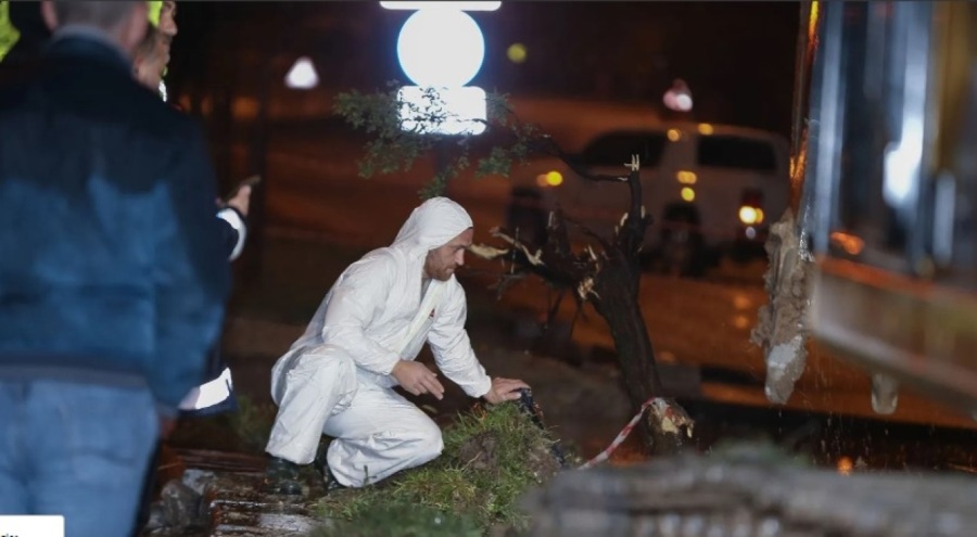 Ankara'da belediye çalışanı çöken yolun içine  düştü