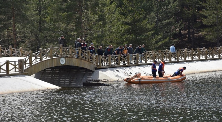 Göle düşen öğrenciyi kurtarmaya çalışan 4 kişi kayboldu