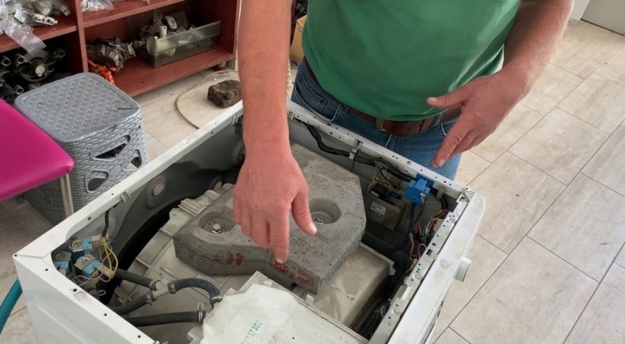 Tamir ettiği çamaşır makinesinden çıkanı görünce tamirci şoke oldu!