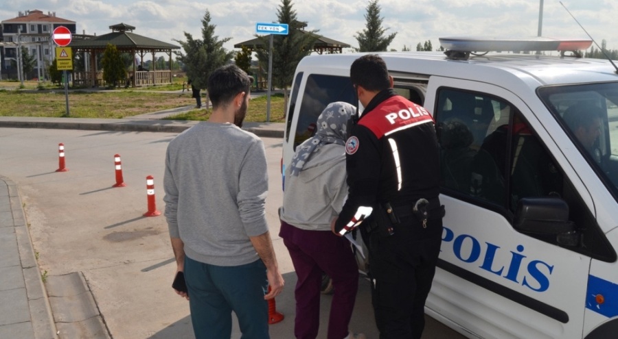 Hasta ve yakınları, 'serumu geç çıkardın' diyerek, 2 sağlık memurunu darbetti