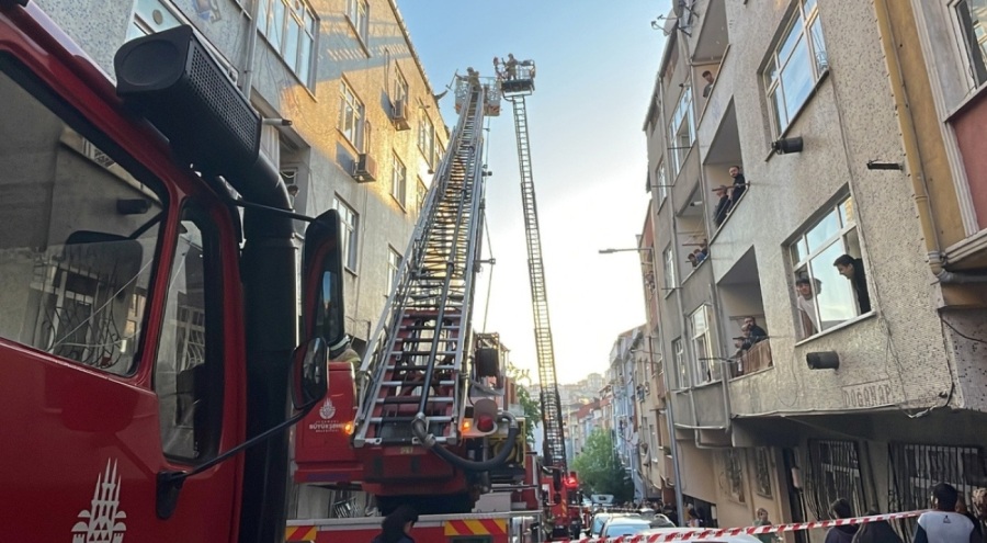 İstanbul Bağcılar'da 4 katlı binada korkutan yangın