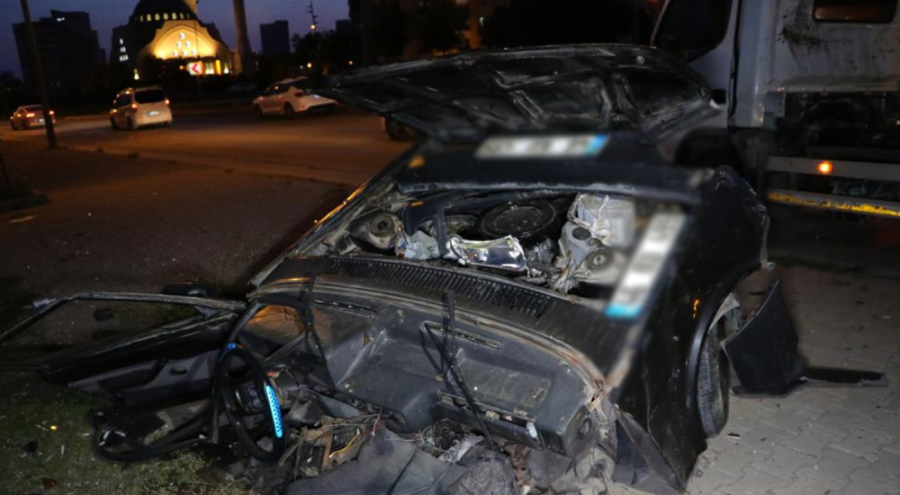 Aydınlatma direğine çarpan otomobil ikiye bölündü!