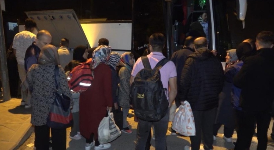 Afetzedeler, oy kullanmak için otobüslerle yola çıktı