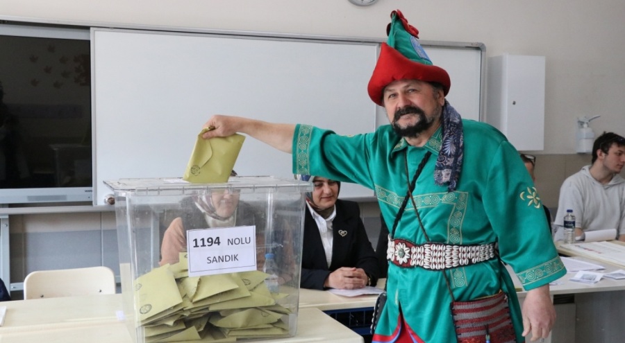 Bursa'da "Hacivat" kostümüyle oy kullandı