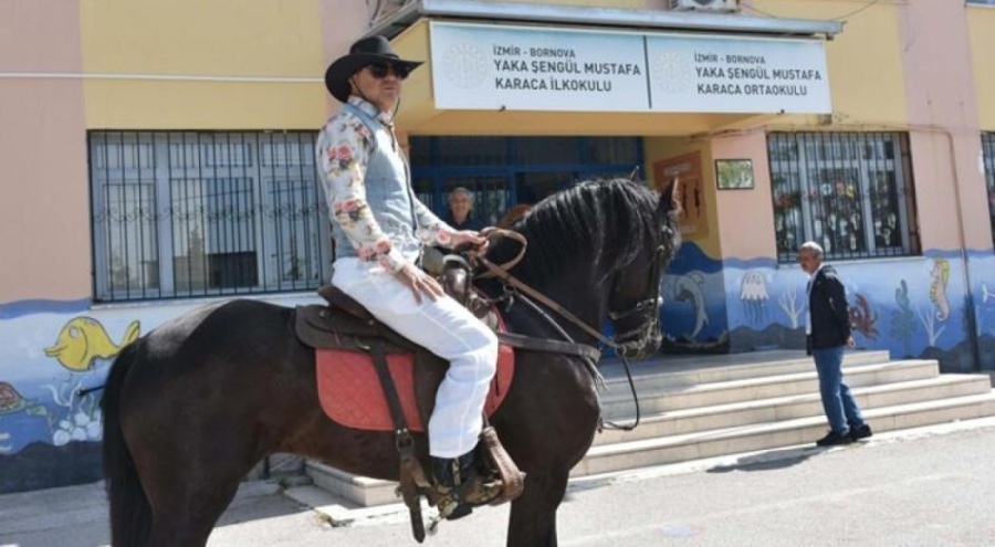 Kovboy kıyafeti giyip, atı ile oy kullanmaya geldi