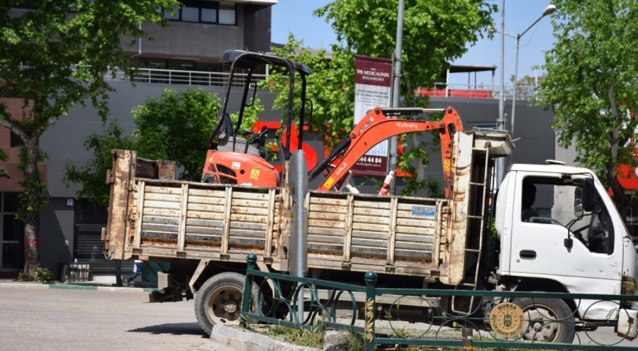 CHP Bursa il binası önünde seçim günü 'arıza' kazısına tepki