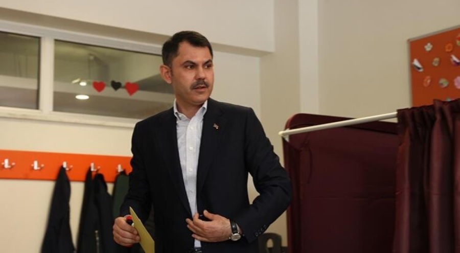 Bakan Kurum Ataşehir'de oy kullandı