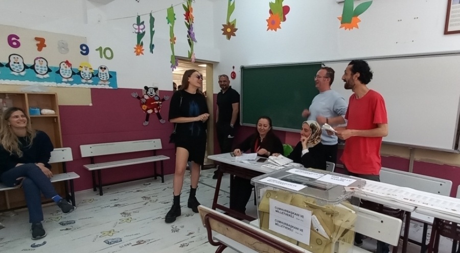 Berrak Tüzünataç ve Serenay Sarıkaya oylarını kullandı