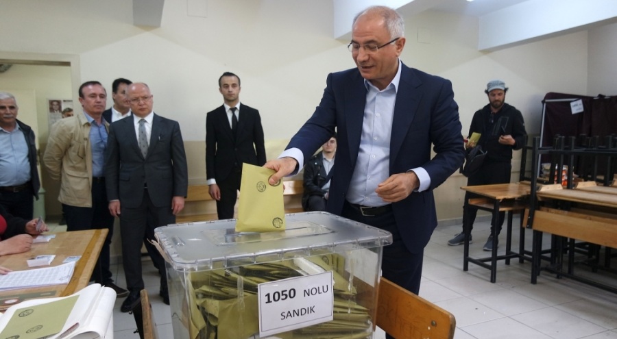 AK Parti Genel Başkan Yardımcısı Ala Bursa'da oy kullandı