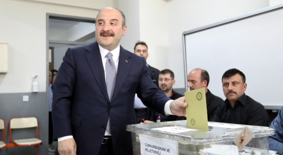 Bakan Varank Bursa'da oy kullandı