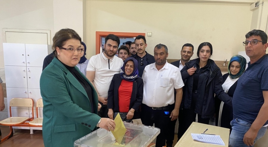 Bakan Derya Yanık: Lütfen bütün vatandaşlarımız oylarını kullansın