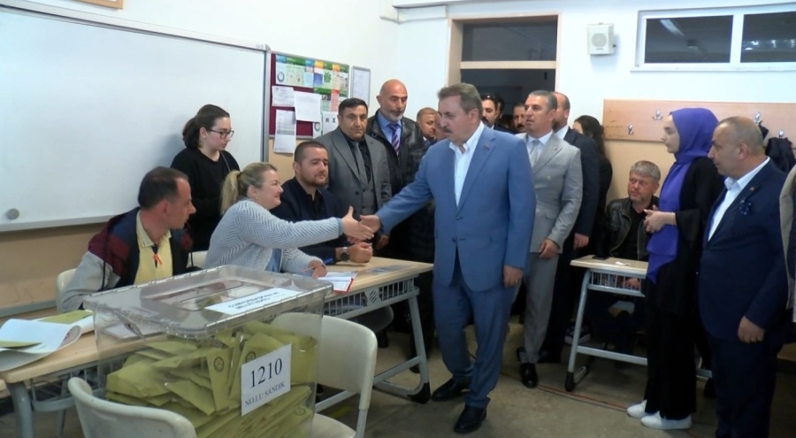 Mustafa Destici oyunu İstanbul'da kullandı