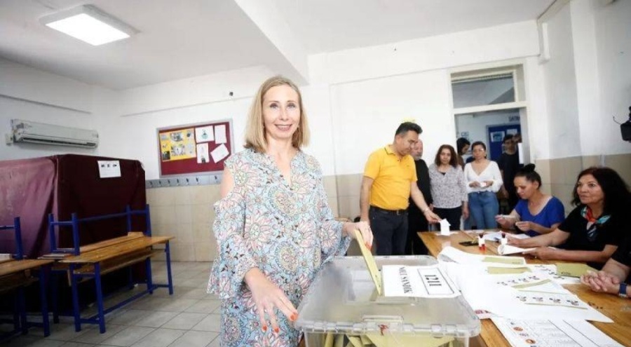 Antalya'da Türk vatandaşı olan yabancılar oylarını veriyor