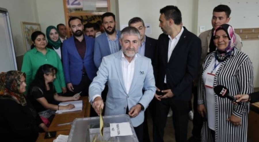 Bakan Nebati Mersin'de oy kullandı