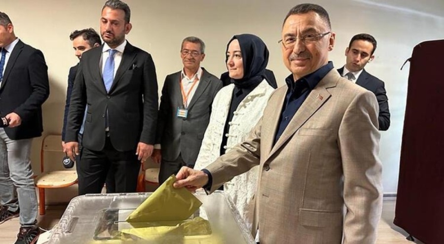 Cumhurbaşkanı Yardımcısı Fuat Oktay, Ankara'da oyunu kullandı