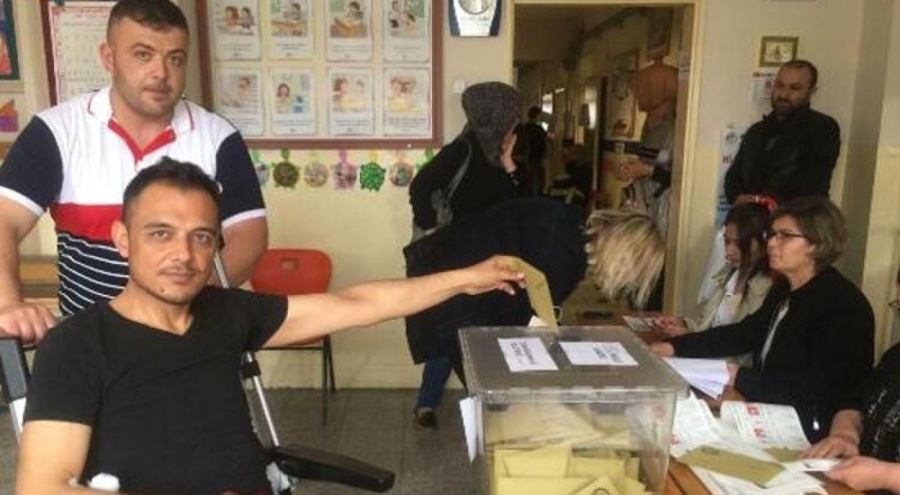 Manisa'da okul müdürü, ameliyattan çıkıp oy kullandı