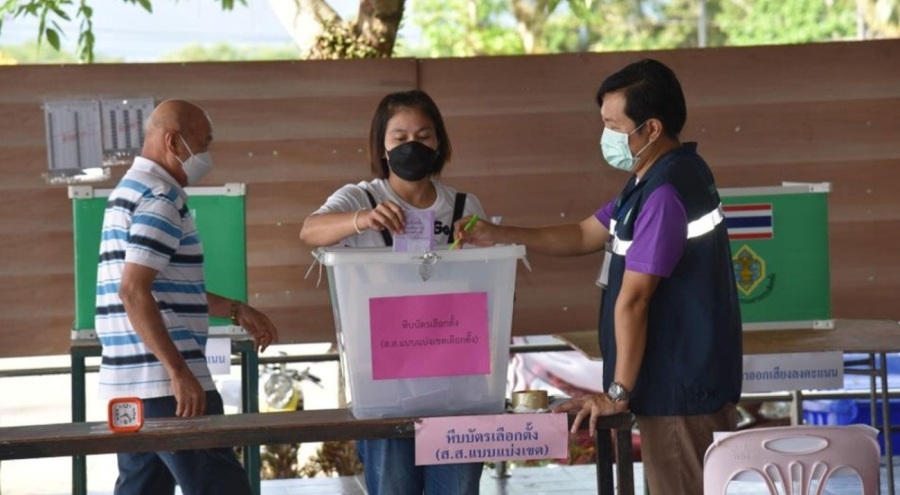 Tayland'da halk sandık başına gidiyor