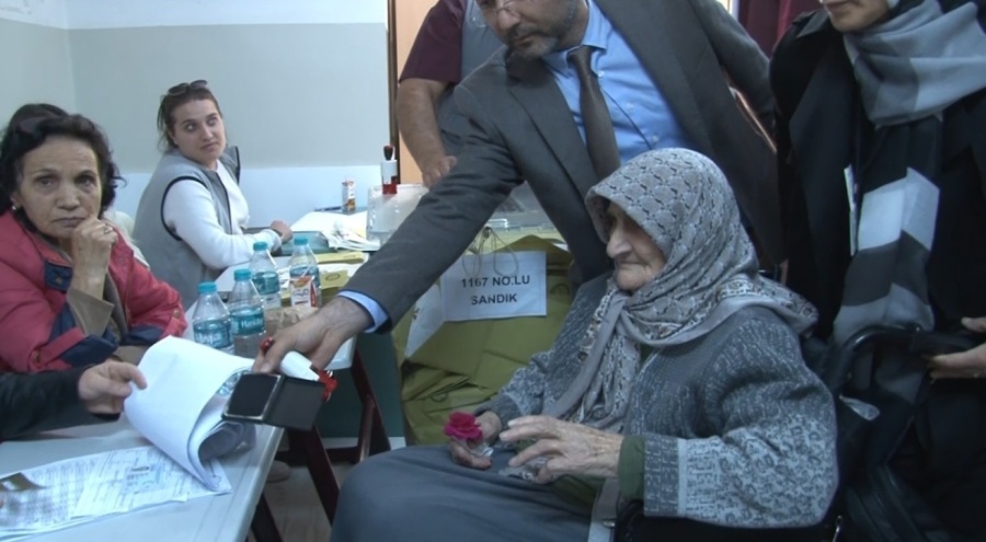 114 yaşında sandığa giderek oy kullandı