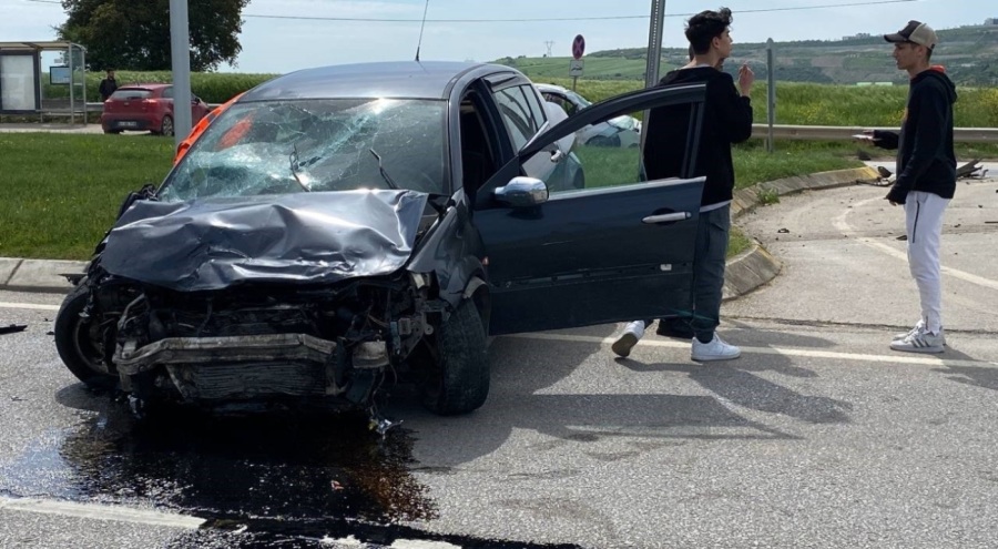 Kocaeli'de 3 araç birbirine girdi! 3 kişi yola savruldu