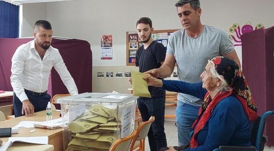 Osmaniye'de 80 yaşındaki kadın, oy kullanmaya tekerlekli sandalyeyle geldi