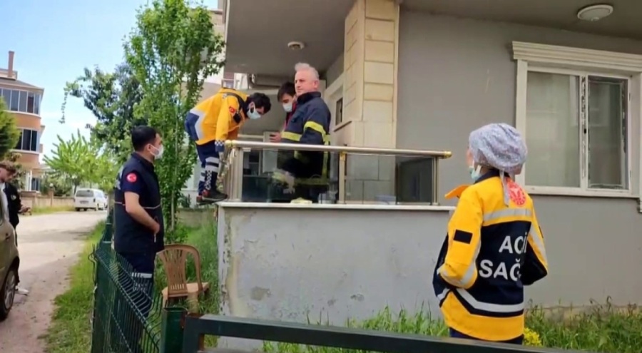 Evde kilitli kaldığı söylenen yaşlı kadın kapıyı açmadı!