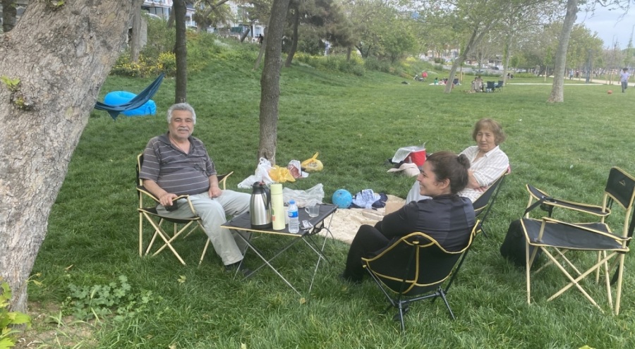 İstanbul'da oy veren vatandaşlar havanın tadını çıkardı