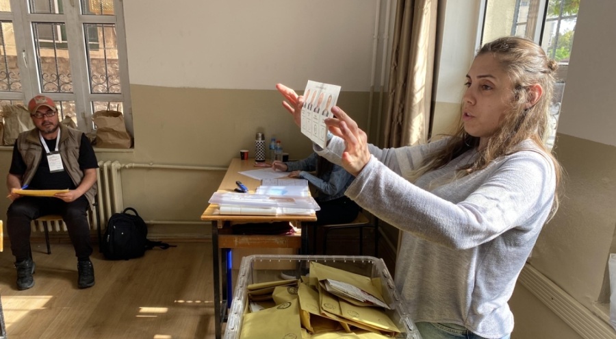 İzmir'de oy sayımı başladı