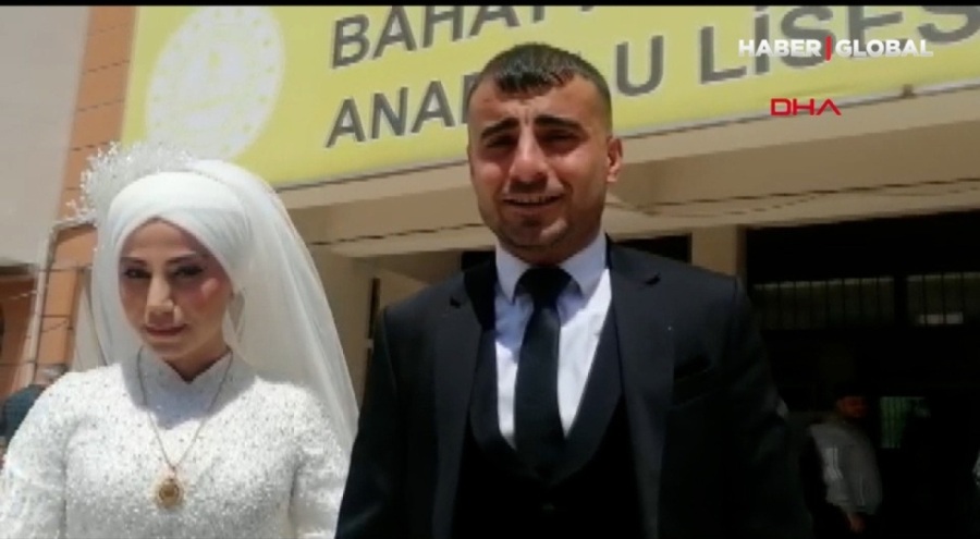 Sultangazi'de önce oy kullandılar, sonra düğünlerine gidip göbek attılar