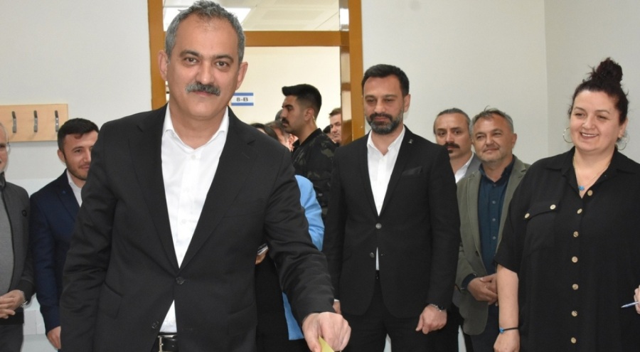 Bakan Özer'in oy kullandığı sandıktan Erdoğan çıktı