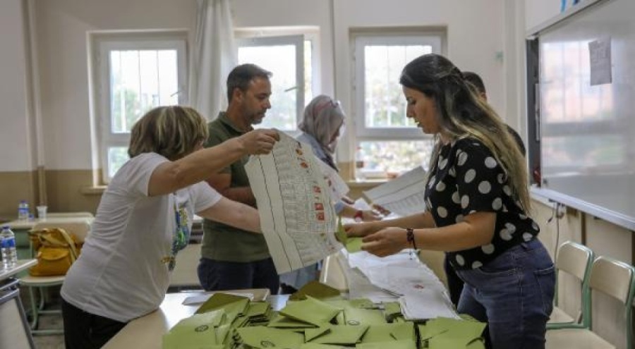 Antalya'da zarfların ağzını yapıştırıcı ile kapatmışlar