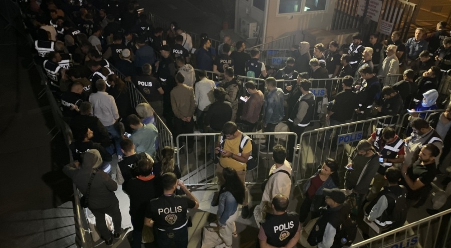 Diyarbakır'da uzun kuyruklar oluştu