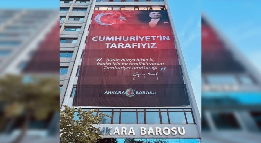 Ankara Barosu'nun binasına 'Cumhuriyet'in tarafıyız' yazılı pankart asıldığı görüldü