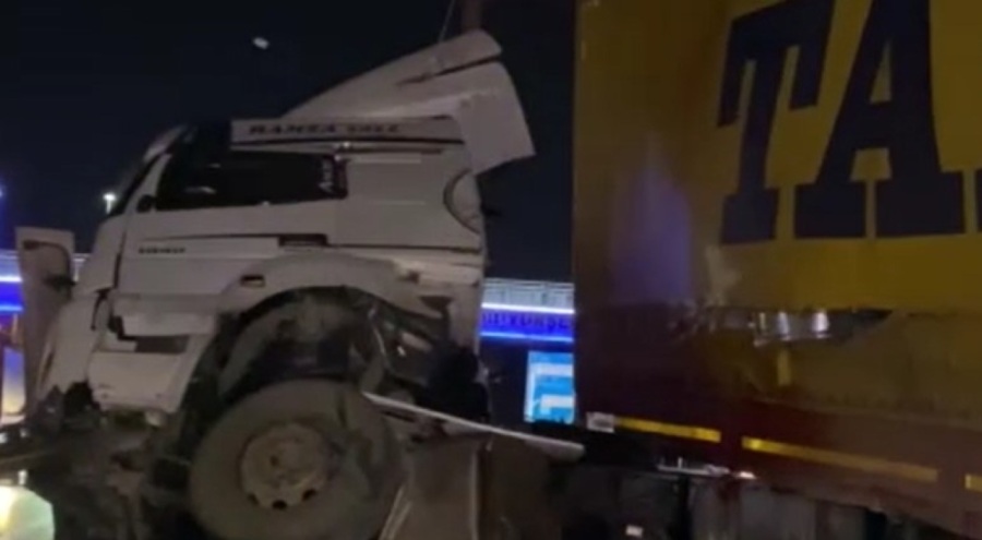 Kocaeli'de TIR sürücüsü direksiyon hakimiyetini kaybetti