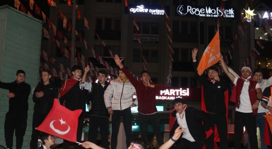 Bursa'da Cumhur İttifakı destekçileri 15 Temmuz Demokrasi Meydanı'na akın etti