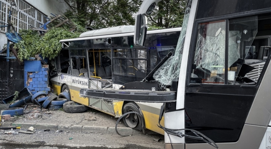 Bursa'da servis aracı ile özel halk otobüsünün çarpıştı!