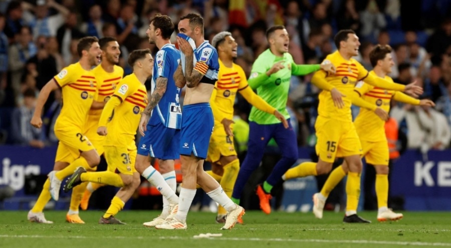 Barcelonalı oyuncular şampiyonluk sonrası canlarını zor kurtardılar!