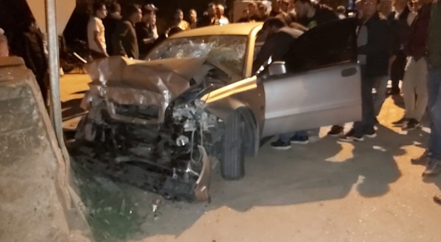 Bursa'da otomobil beton duvara çarptı: 4 kişi yaralandı